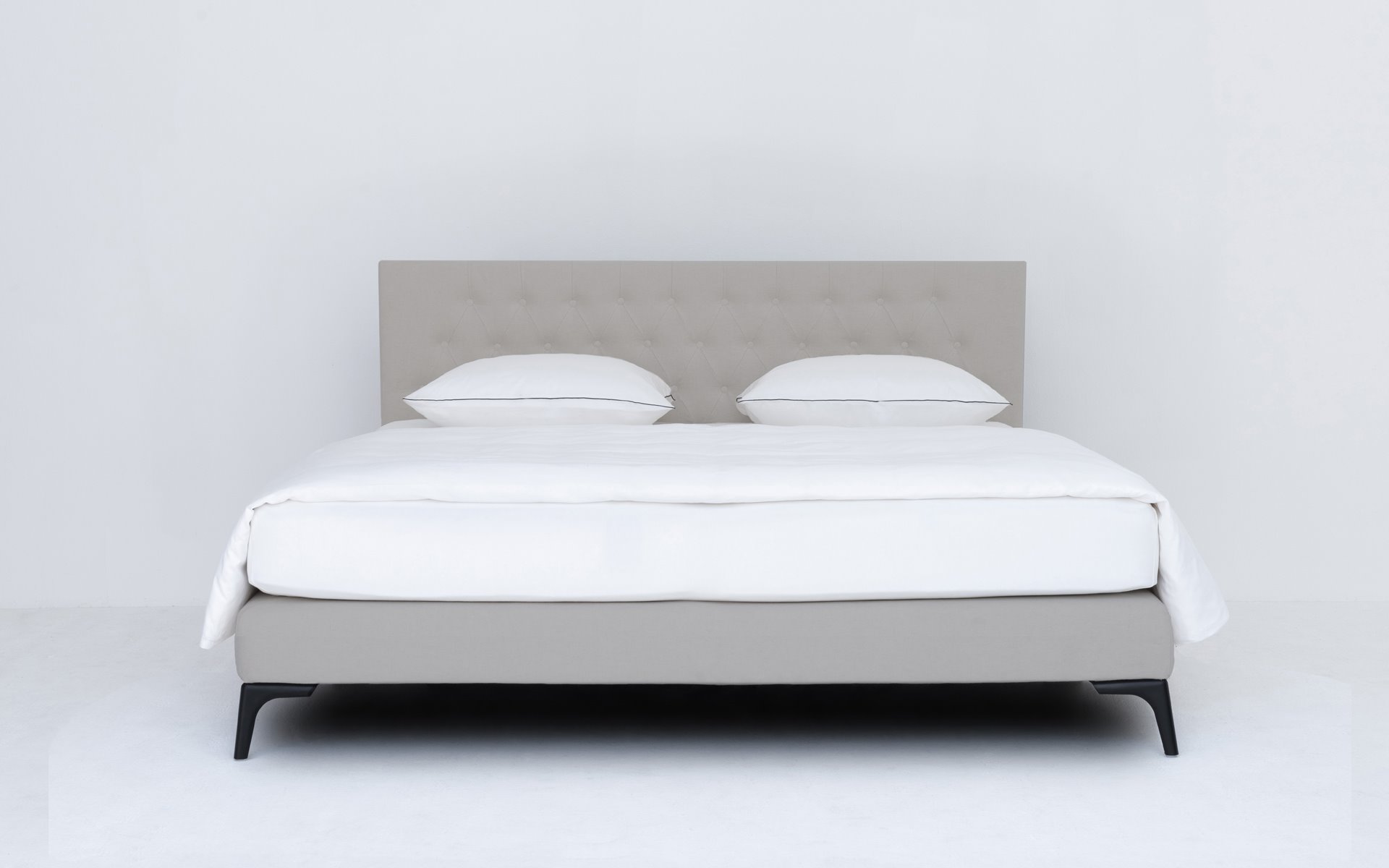 Boxspring beige stof vooraanzicht bed habits